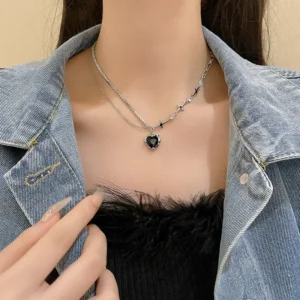 Kpop Black Heart Pendant Necklace Punk Shiny Rhinestone Star Asymmetric Chain Necklace for Women Neck Chain Y2K Jewelry